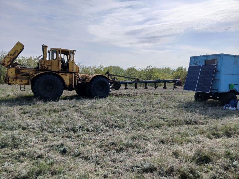 Продам К-700 с плугом и угольником