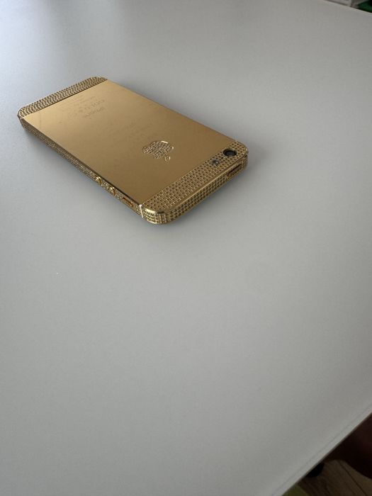 Продавам iPhone 5 - Gold & Co. London 24Kt Gold UAE Limited Edition № 075/250