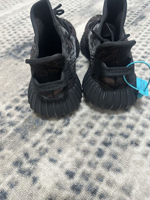 Продам кроссовки Yeezy350 v2