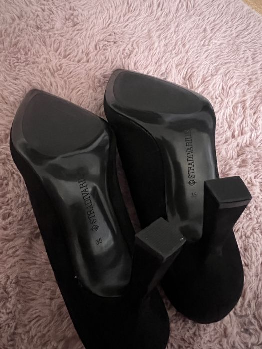 Papuci stiletto din catifea, negri - Straduvarius
