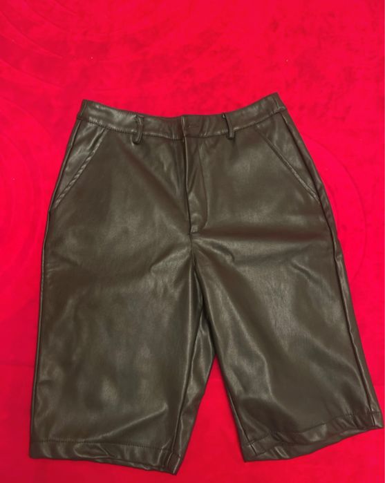 Pantaloni de piele