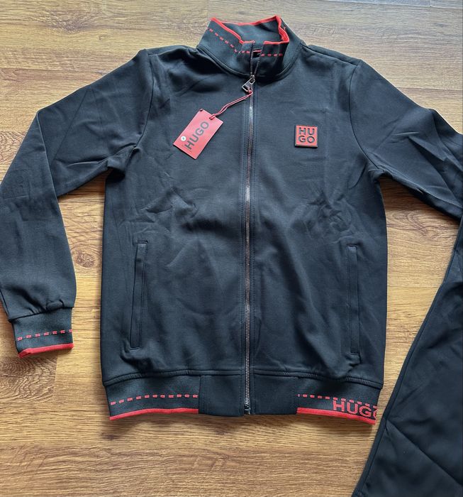 Мъжки,памучен,черен екип Hugo BOSS с гумирано лого и ципове на джобове