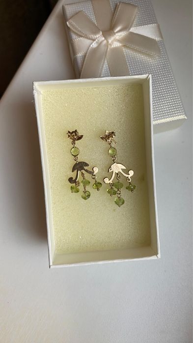 Золотые серьги с перидотом