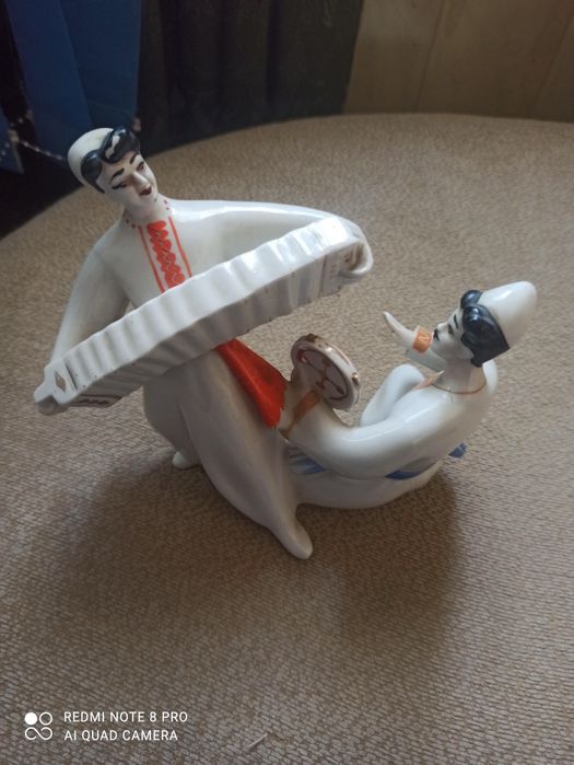 Фарфоровая статуэтка