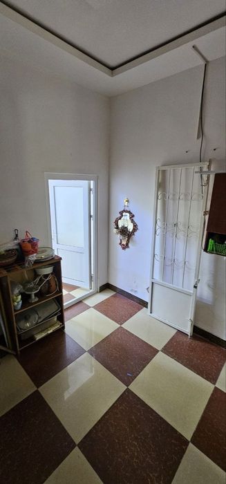Срочно продается 3 комнатная квартира. Этаж 1. Вдоль дороги.