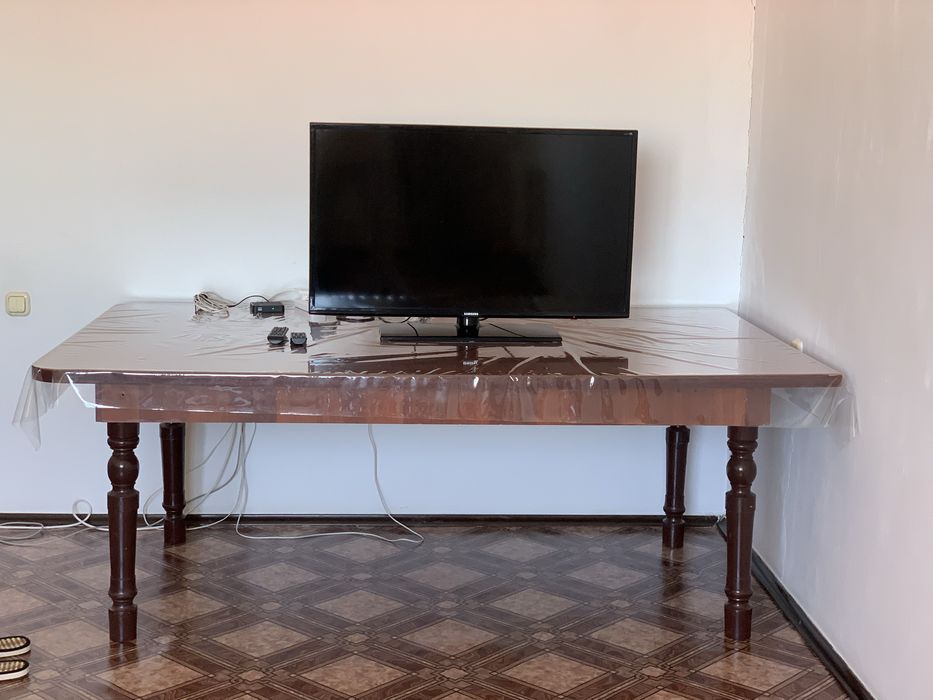 Стол для гостиной (ножки съемные)