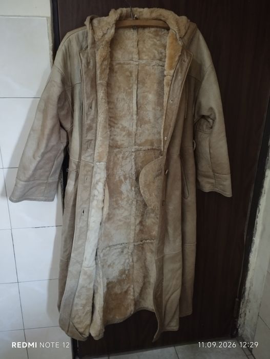 Vind doua paltoane de blană