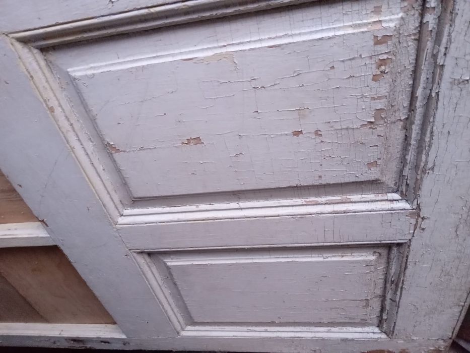 Uși și obiecte vechi