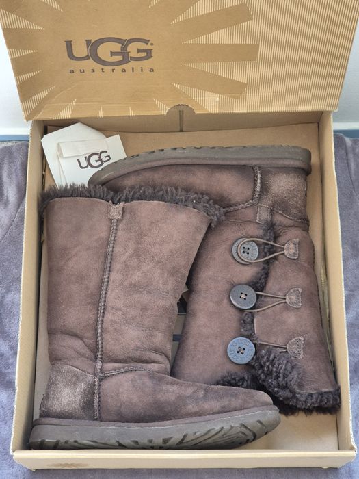 UGG    W   Bailey Button Triplet      Chocolate
