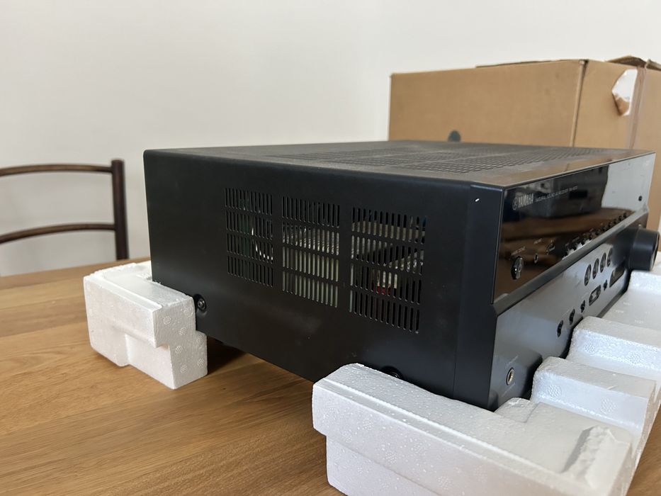 Vând receiver AV Yamaha RX-V673, un model apreciat pentru calitatea sunetului și fiabilitate, ideal pentru sisteme home cinema sau audio de calitate.