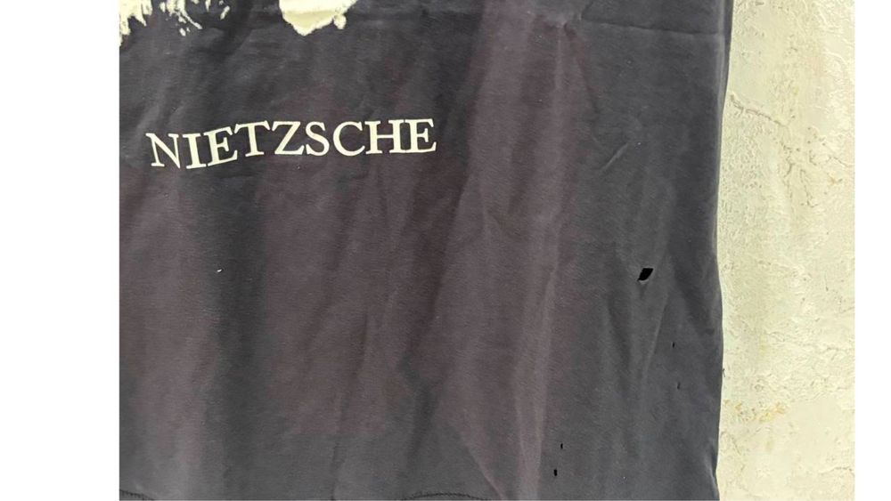 Футболка Eftans Riches Deprimes Nietzche