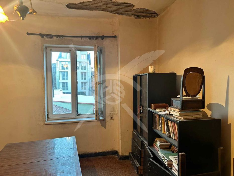 Продава се Тристаен апартамент в София, Център - 80 кв.м за 988 €/кв.м - Снимка #2