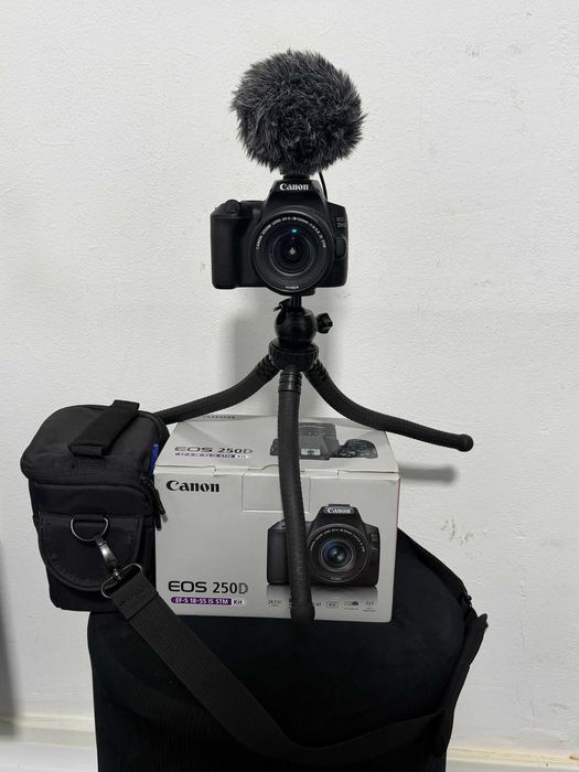 Canon EOS 250D Aparat Foto DSLR Kit cu Obiectiv EF-S 18-55mm + Microfon / 774 cadre