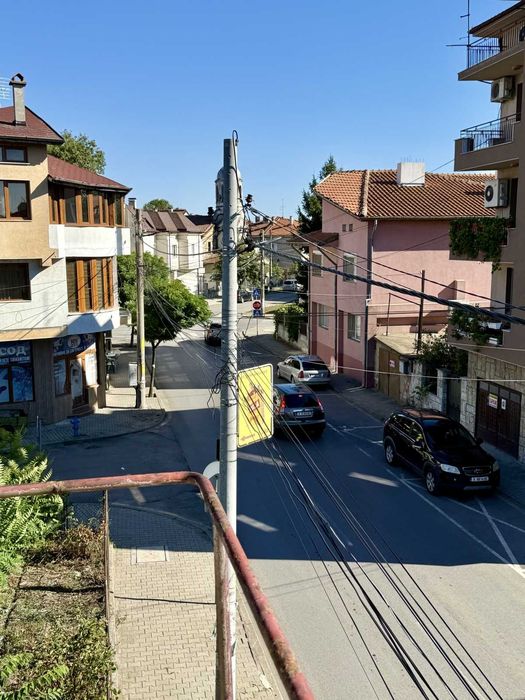 Масивна четириетажна тухлена къща с двор в идеалния център