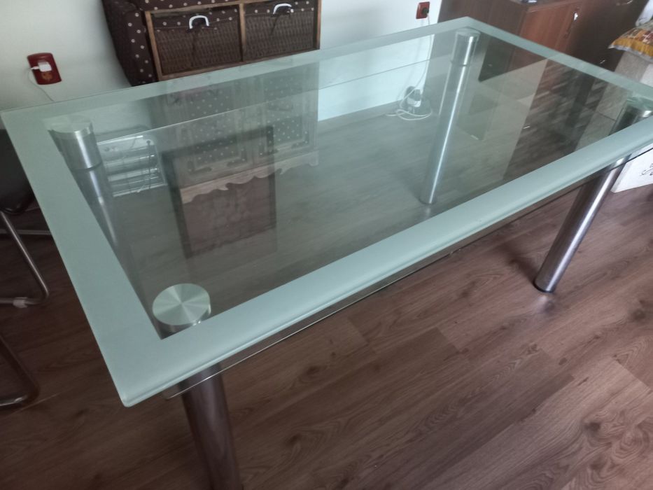 Стъклена маса за трапезария