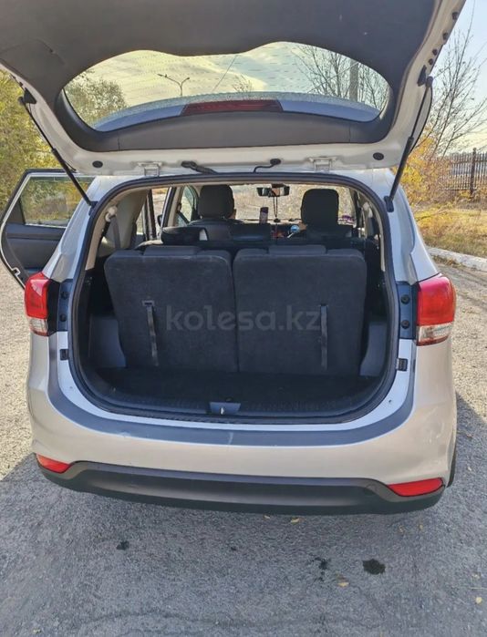 Автомобиль Kia carens