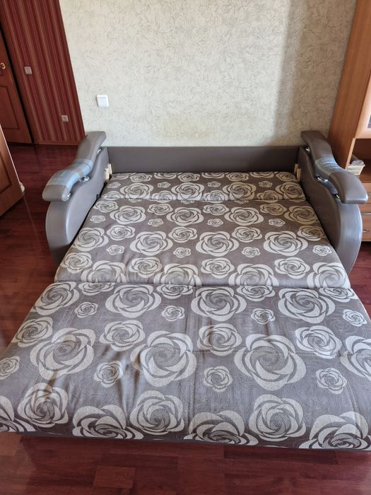 Отдам даром диван и полки