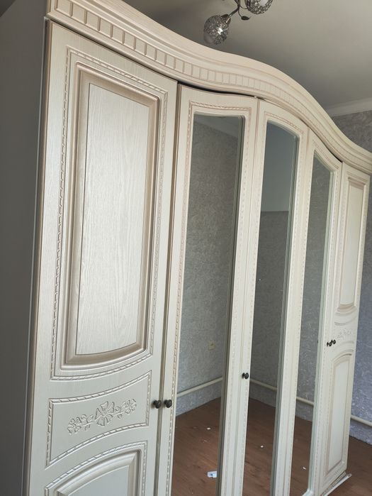 Шкаф, тумбочка, комод с зеркалом