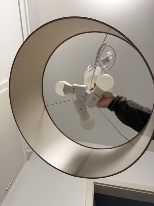 Lustră modernă cu abajur bej + 3 becuri LED – stare excelentă