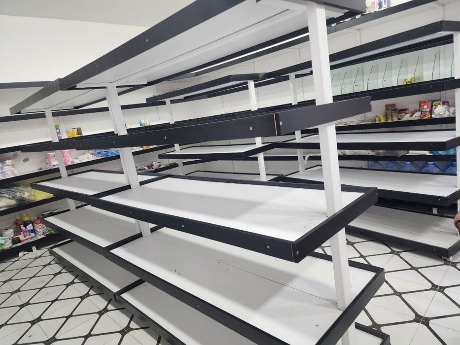 Oziq ovqat dukoni uchun polka va muzlatgichlar sotiladi