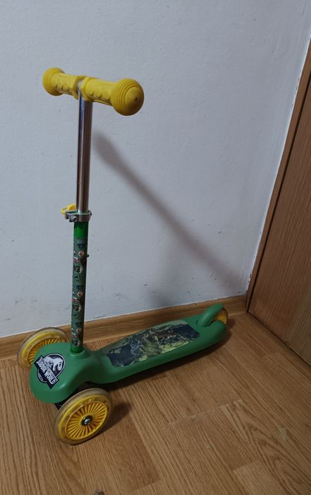 Vând trotinetă Jurassic World Noriel