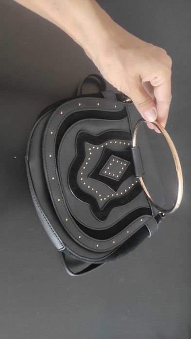 Черна дамска малка с халка и дълга дръжка