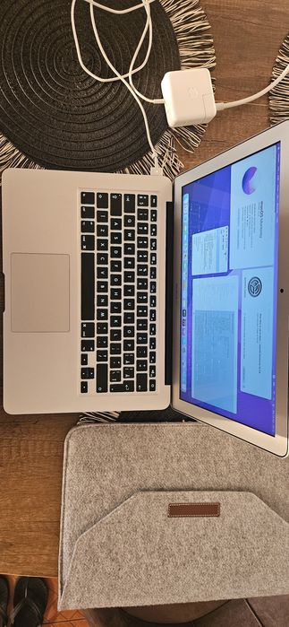 Laptop MacBook Air 13" i5 / 8GB RAM / 128GB SSD / baterie excelentă (87 cicluri) / A1466