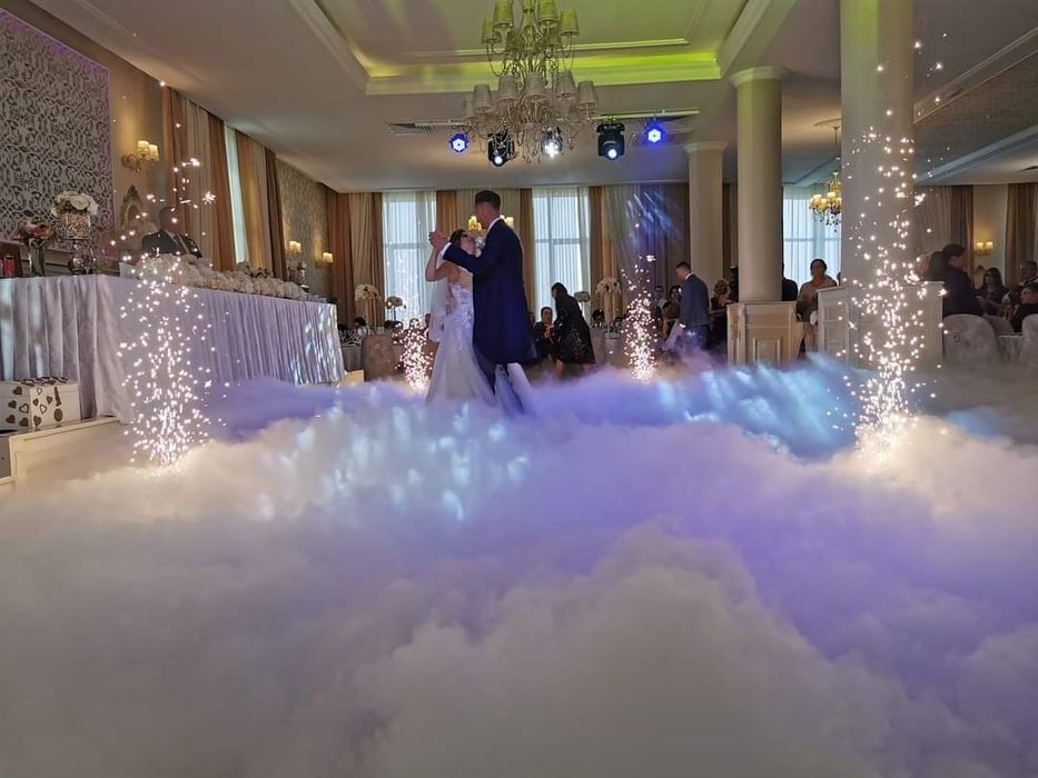 Fum greu dansul mirilor artificii baloane