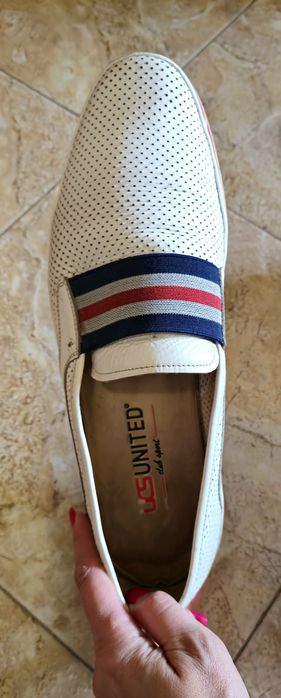 Бели мъжки мокасини