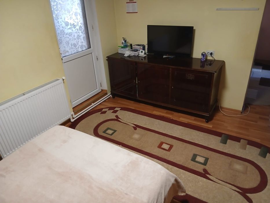 Inchiriez casa cu 2 camere ,bucătărie,baie
