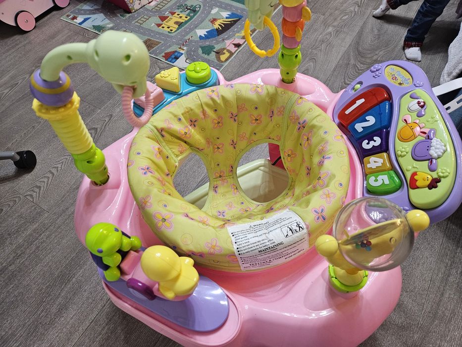 Vand centru de activitati cu trambulina  Hola Toys