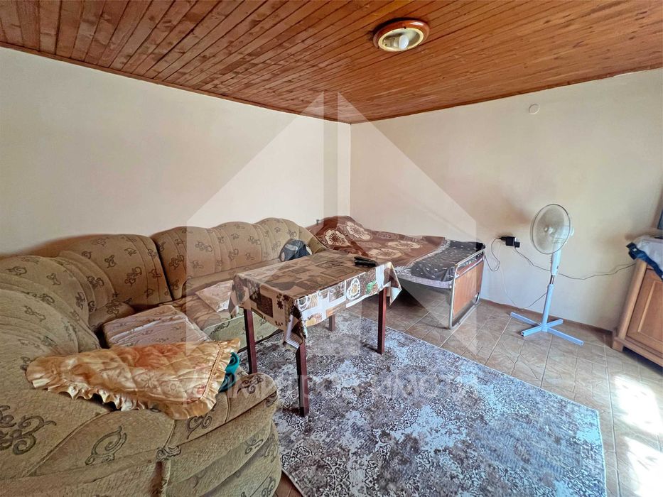 Продава еднофамилна, тухлена къща с 2 ДКА двор на 70 км от Варна.