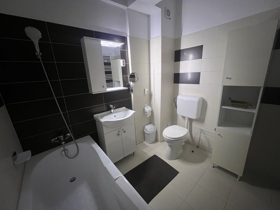 Proprietar inchiriez apartament cu 3 camere, 2 dormitoare, 2 bai, loc parcare, centrala, AC, balcon, camera dresing