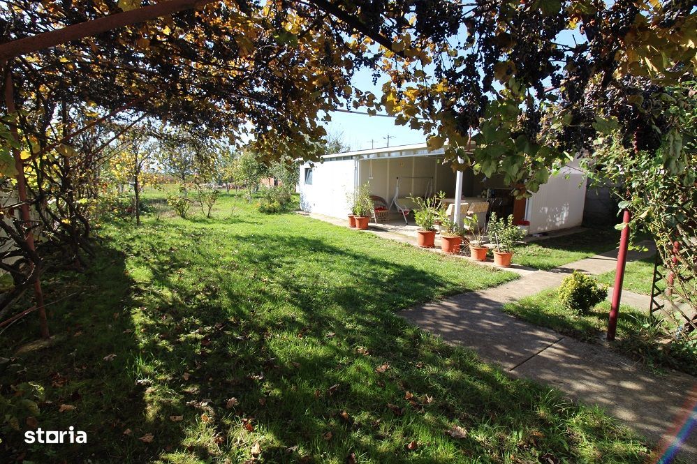 Vând casă P+E+Pod în Hațeg, teren 700 mp, garaj, filigorie...