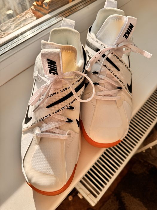 Кроссовки Nike продам новые