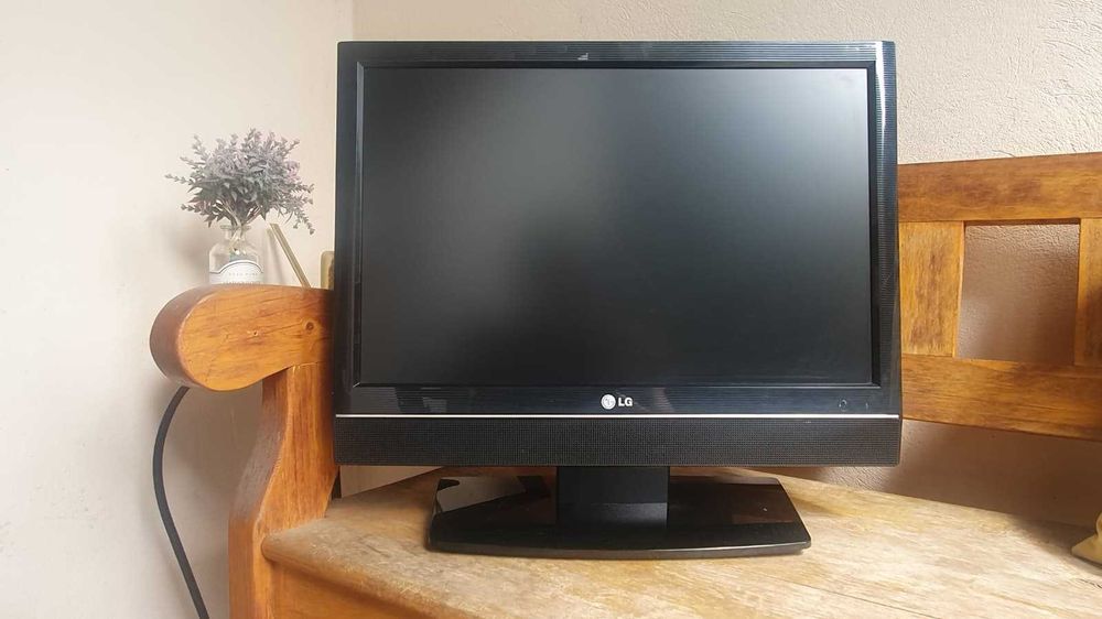 Monitor / TV LG 19" (HDMI, VGA, SCART) - Stare foarte bună