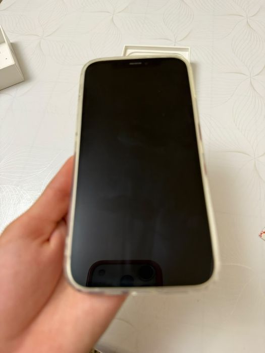 iPhone 12 смартфон