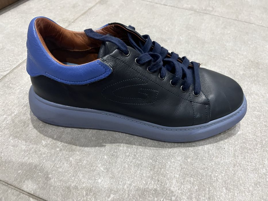 Тъмно сини обувки