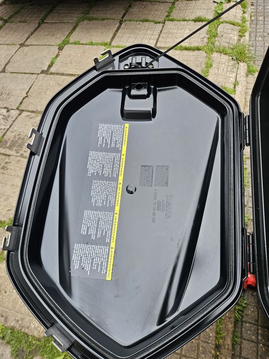 Продавам оригинални куфари със стойки за YAMAHA TRACER 7GT  MT07