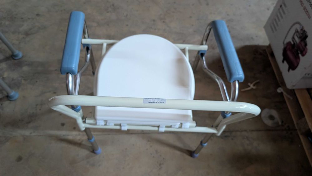 Scaun WC Reglabil pe Inaltime cu Capac, Cotiere Capitonate, Cadru Metalic