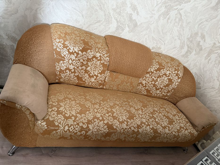 Продам Диван с креслами