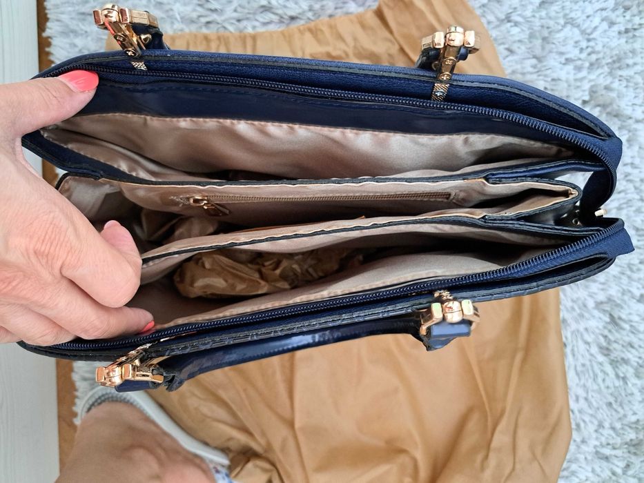 Нова тъмно синя чанта с къси дръжки