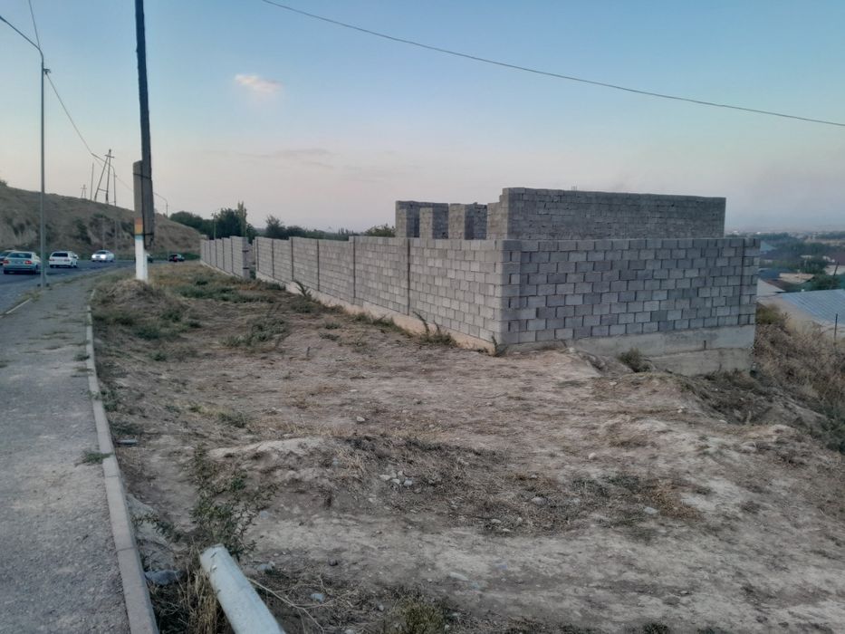 Недоснедостроенный дом с земельным участком