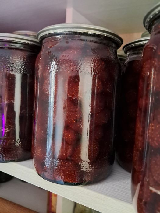 Варенье абрикосовое ,клубничное