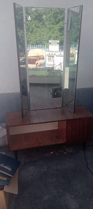 Койки. Телевизор. Трюмо. Зеркало.