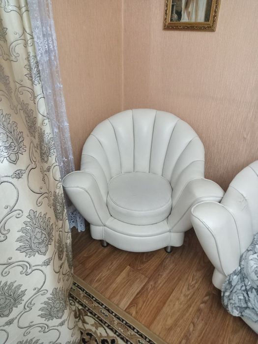 Коженный диван и кресло