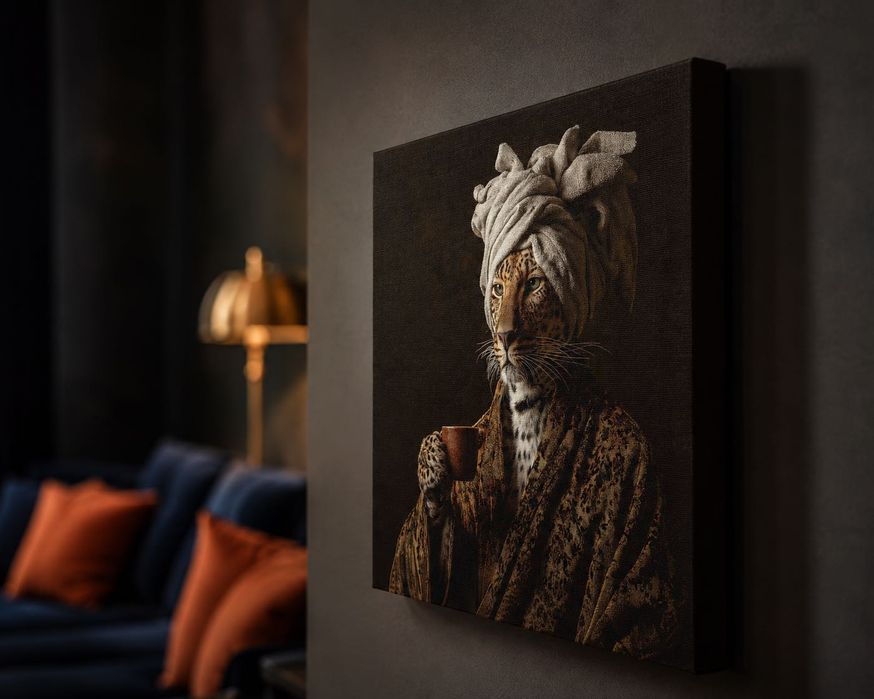 Tablou canvas Dimineața regelui, leopard cu cafea, portret amuzant, 60×45 - 120×90 cm