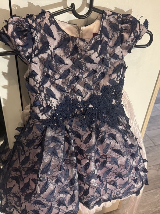 Продам нарядное платье на девочку 110-120 р