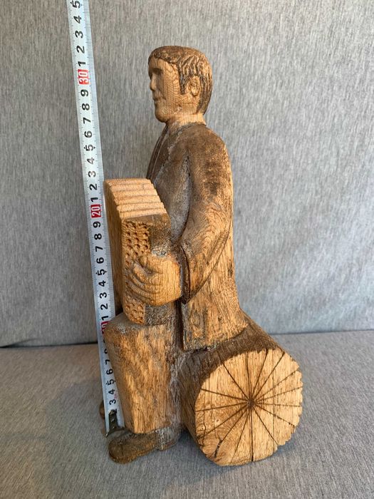 дървена фигура музикант