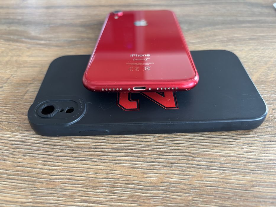 Продавам iPhone XR в отлично състояние с минимални следи от употреба